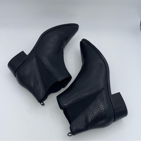 Marc Fisher women’s Chelsea heeled ankle Boots Black leather snake print SZ8.5 - Picture 8 of 10